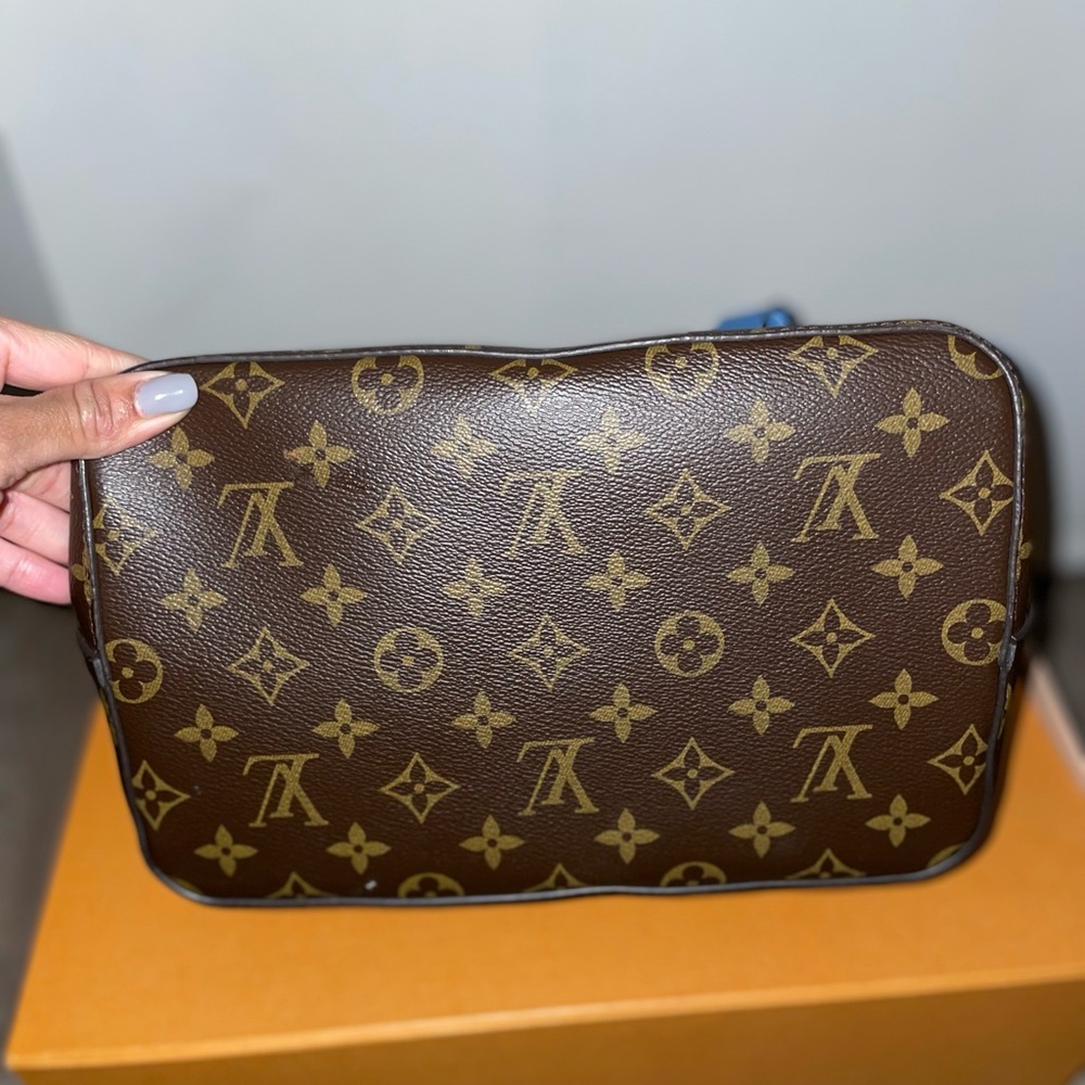 Louis Vuitton 
Authentic 
Used
Blue interior Monogram Neonoe MM shoulder bag - Picture 5 of 9